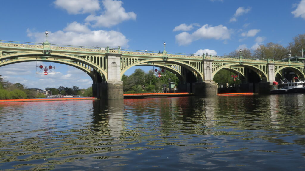 PADDLE TO HAMPTON COURT PALACE Chiswick Pier Canoe Club