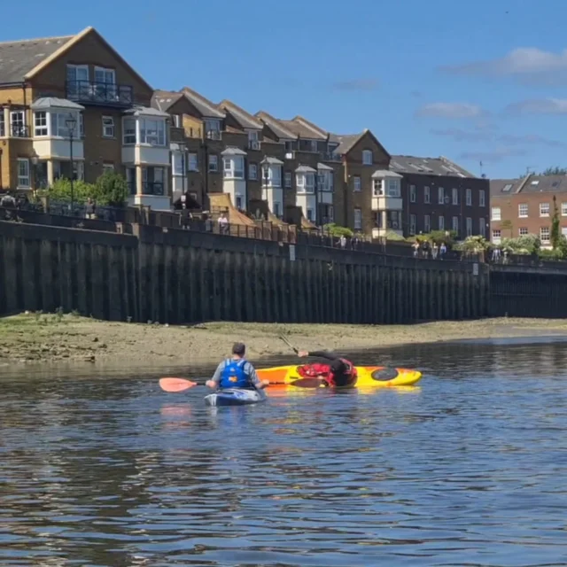 Need to do your Spraydeck capsize test but can't make it to the pool? No problem, we can sign you off in the Thames instead! 

●Tony did 2 (intentional) capsizes and is now signed off to wear a Spraydeck ✅️
●Coach Andy decided to have a dip too 🏊‍♂️
●The RNLI look-out did nothing 😆

#kayaking
#kayaklondon #thames #spraydeck #capsize #paddleuk