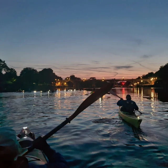 The tide wasn't completely on our side, but our club evening paddle went without a hitch. We even got entertainment from some Morris dancers while we ate our chips. 

We might plan a shorter night paddle for those who want a gentler journey. Let us know if you're interested. 

#kayaking #kayaklondon #thames #thewhitehorse #morrisdancers #nightpaddle #PaddleUK