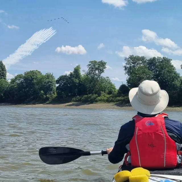 We pulled out all the stops for our taster group today. Calm water, sunshine, and a surprise red arrows flypast! ✈️ (Totally planned, obviously 😉).
We can't promise a show every time, but we'll do our best.
Huge thanks to the group for being so fun – we had a blast.

#TasterSession #RedArrows #UnforgettableExperiences #london #Kayaking #KayakLife #PaddleUK #thames #OutdoorFun #ExploreByKayak #flypast #KayakingUK #PaddlePower