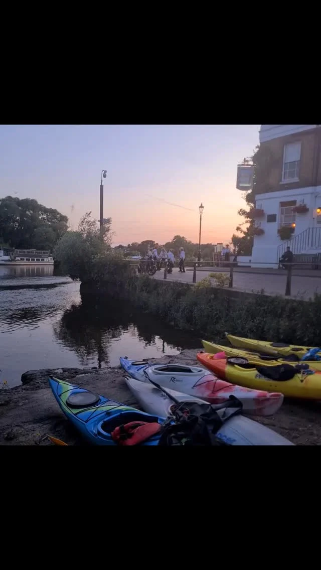 A perfectly British evening by the Thames — fish and chips, Morris dancers, and a late night paddle (because kayaking > punting, obviously). 🇬🇧🚣‍♀️✨

#VeryBritishProblems #SummerInTheUK #ThamesLife #MorrisDancers #FishAndChips #nightpaddle #RiverViews #kayaking #thames #richmond