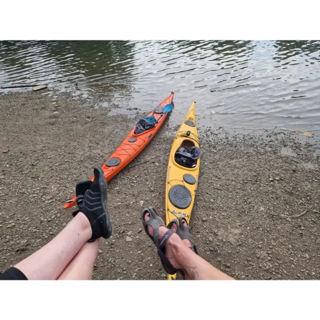 It's not often we get to see Richmond at low tide, but today's Thames barrier closure meant we had a beach to land on for a change. 

It was a tougher than usual paddle against wind and flow, but well worth it.

#kayaking #kayakthames #London #Richmond #isleworth #herons #thamesforeshore #independentpaddling