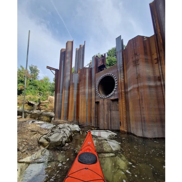 A little peek at the repairs to the collapsed towpath at Kew.

#kayaking #kayakthames #Kew #towpath #london