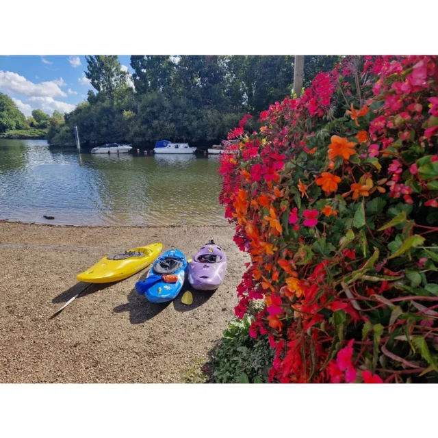 A non-club paddle around Twickenham with a stop at one of our favourite riverside pubs, with on-site boat parking. 

#kayaking #kayakthames #thewhiteswan #Twickenham #gopaddling #paddleuk #friends