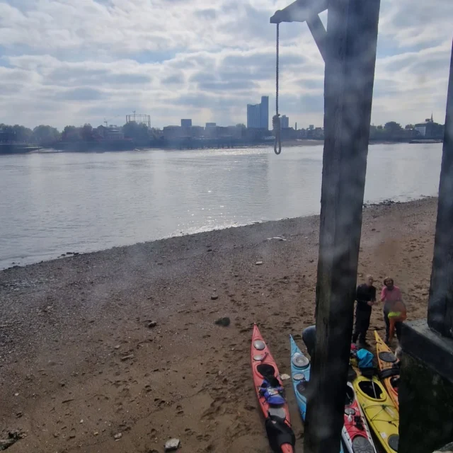 Somewhere a little different for lunch on a non-club paddle today.

#kayaking #kayaklondon #cityoflondon #prospectofwhitby #hangmansnoose #wapping #gopaddling #paddleuk