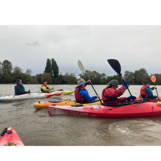 Members braving the chill on a Sunday session to Putney. 
#kayaking #kayakthames