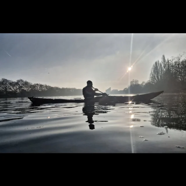 Last paddle of the year, and looking forward to many more in 2026. 
Wishing all our fellow paddlers and friends a very Happy New Year

#kayaking #Thames #London #gopaddling #HappyNewYear