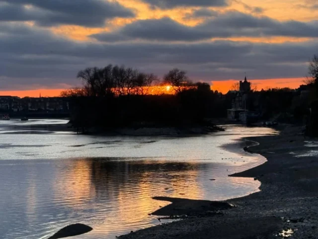 A stunning photo of the river this evening, taken by our member Julius. This time not from the water because it's hard to balance a paddle AND a pint

#Thames #london #sunset #skyonfire