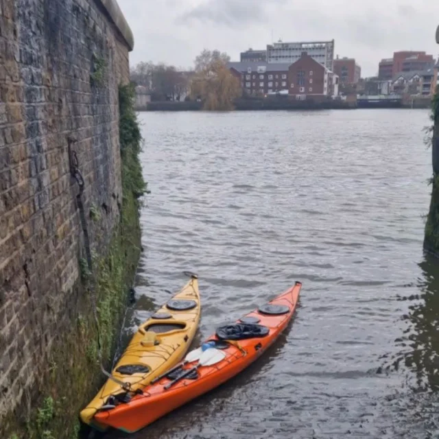 When the conversation is flowing in the pub and you almost forget the river is too. Good call to tie the boats up today - the beach disappeared! 

#kayakthames #gopaddling #friends #kayaking #floodtide