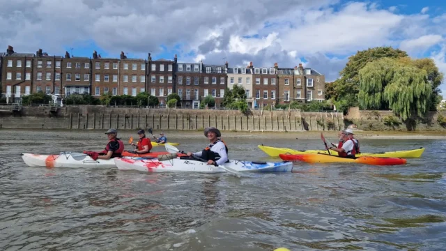A busy Bank Holiday weekend for the club, with two paddles taking place over the long weekend!

Here's a couple of pics from Sunday with glorious sunshine.

#kayaking #Thames  #friends #gopaddling