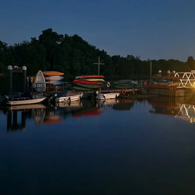 The fleet looking fetching after dark! 

Not a ripple on the water, beautiful reflections, and our kayaks and canoes looking rather lovely in the evening light.

#kayaking #london #chiswick #moonlight