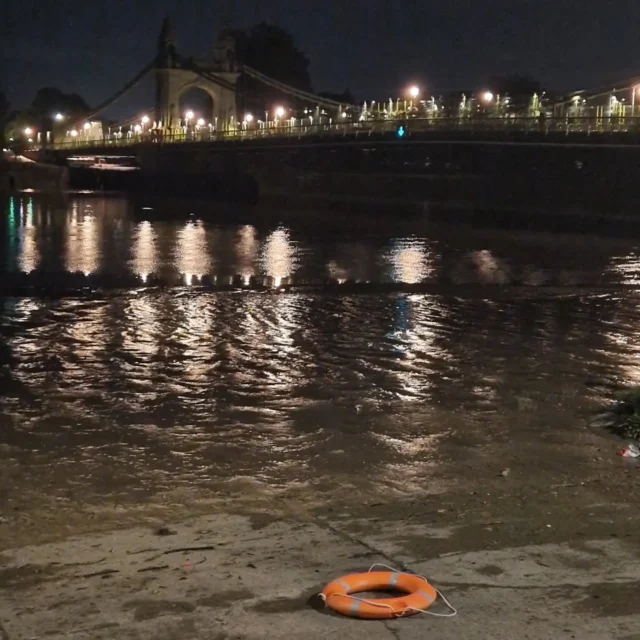 Some say it’s a lifebuoy. We say playboat.

#kayaklife #Thames #gopaddling #lifebuoy #hammersmithbridge